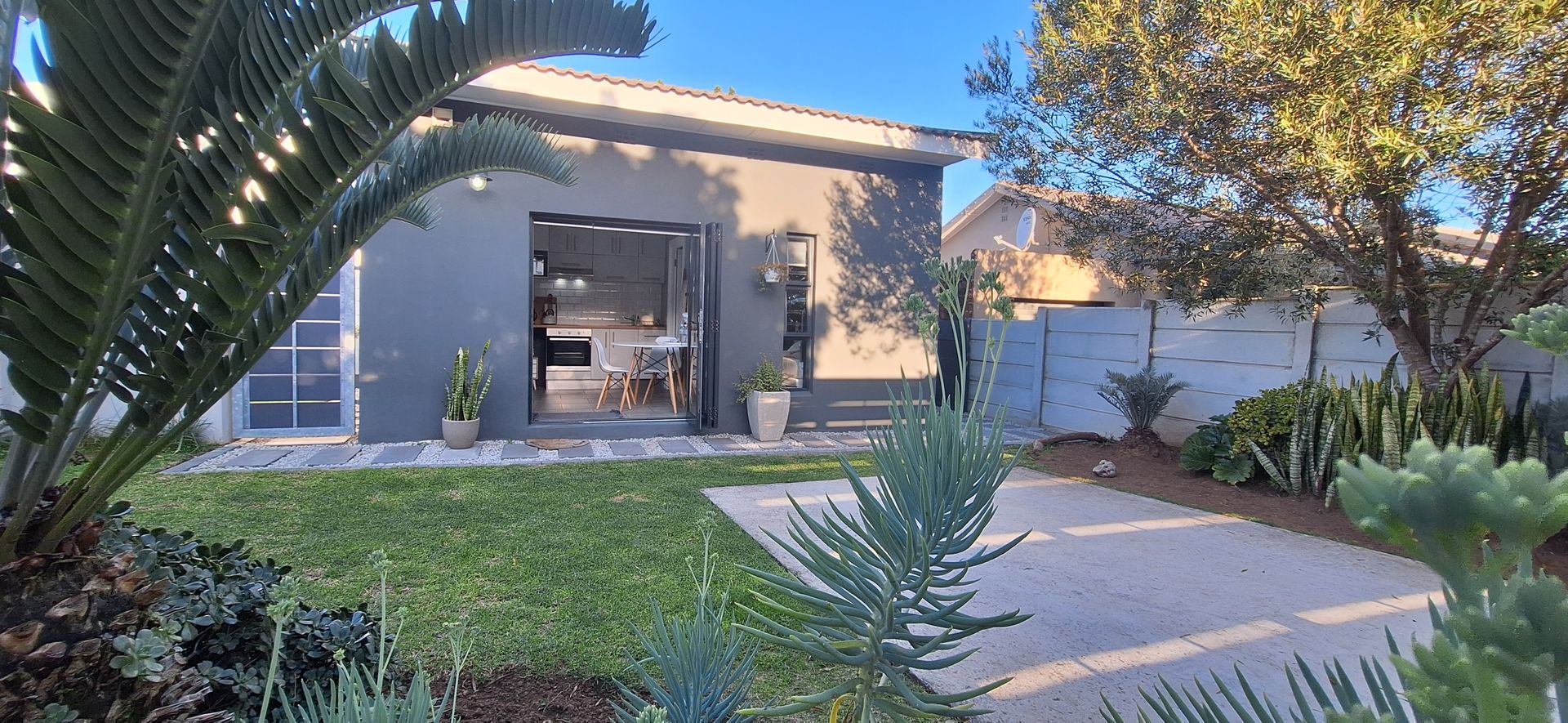 Tiny Home on Broadway – Exterior & Garden, photo 1