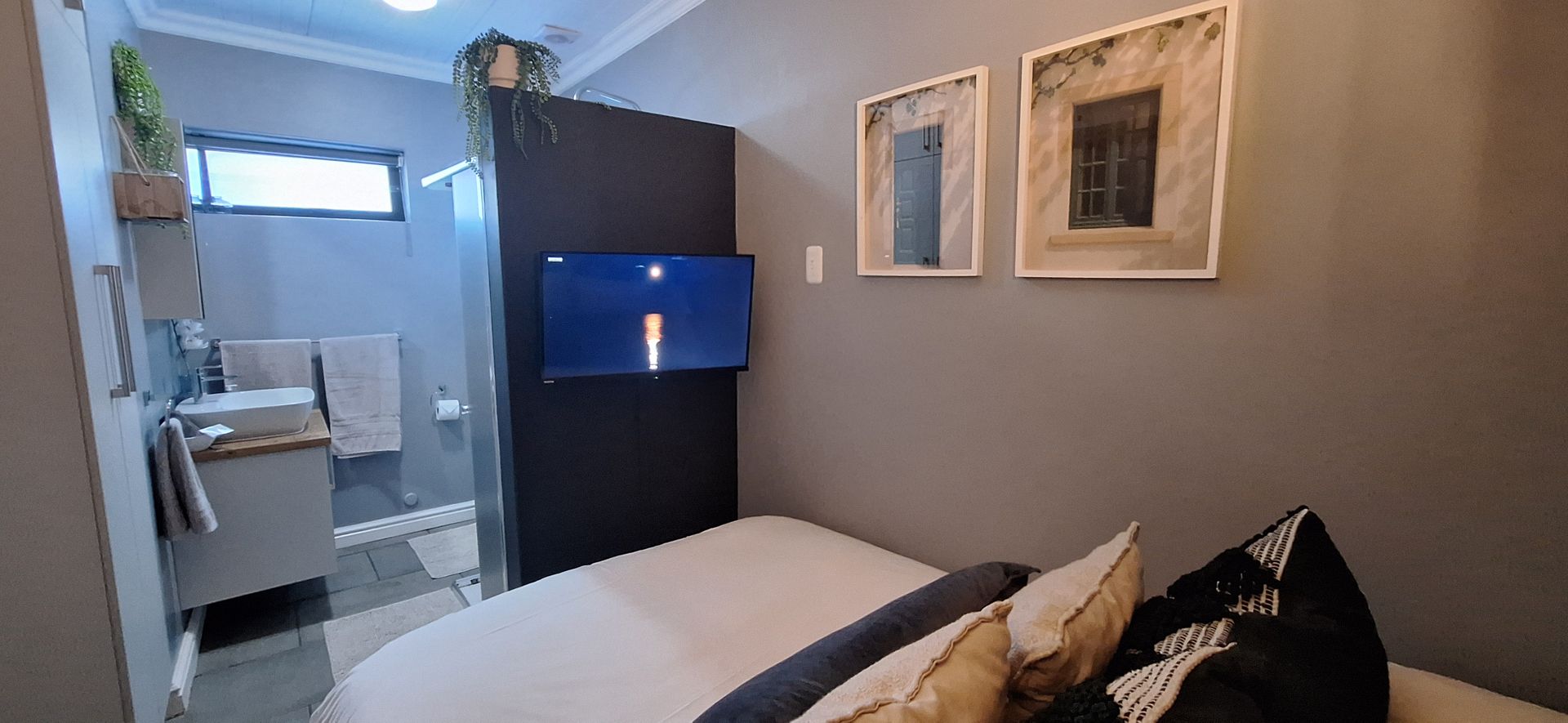 Tiny Home on Broadway – Bedroom, photo 1