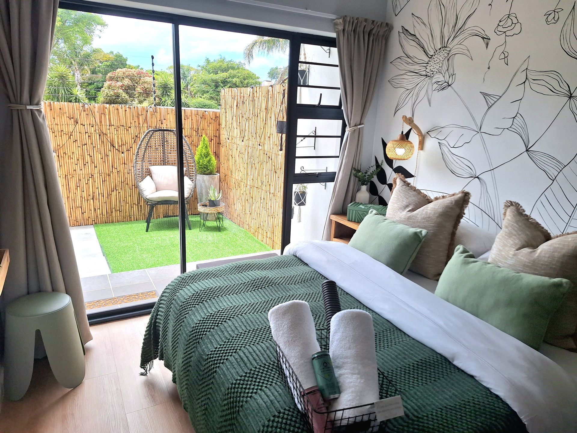 Retreat on 3rd – Main Bedroom, photo 1